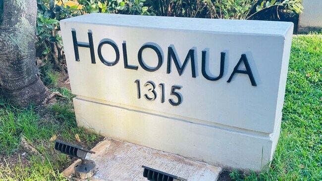 Building Photo - Diamond in the rough 1 bedroom with den in Honolulu!