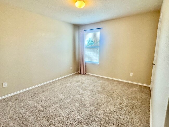 Building Photo - 1607 Tree Run
