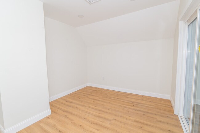 Building Photo - 84 Pembroke Ave