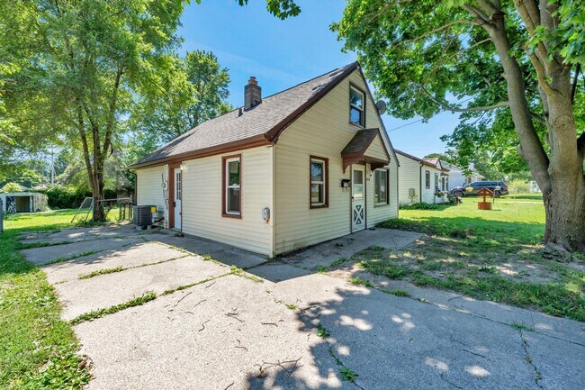 Building Photo - 816 E Harris St