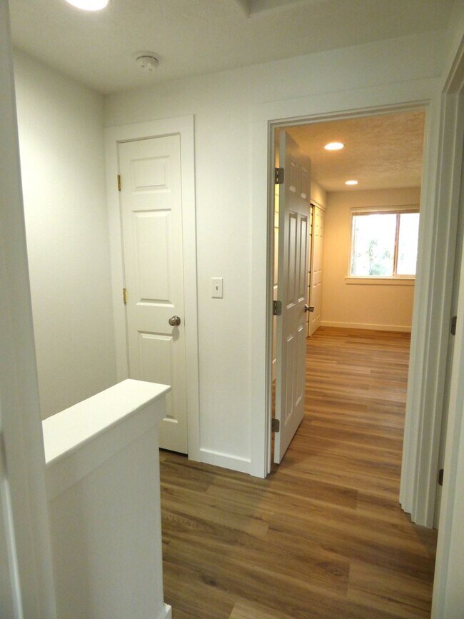 Building Photo - 3 bed 2 bath Duplex