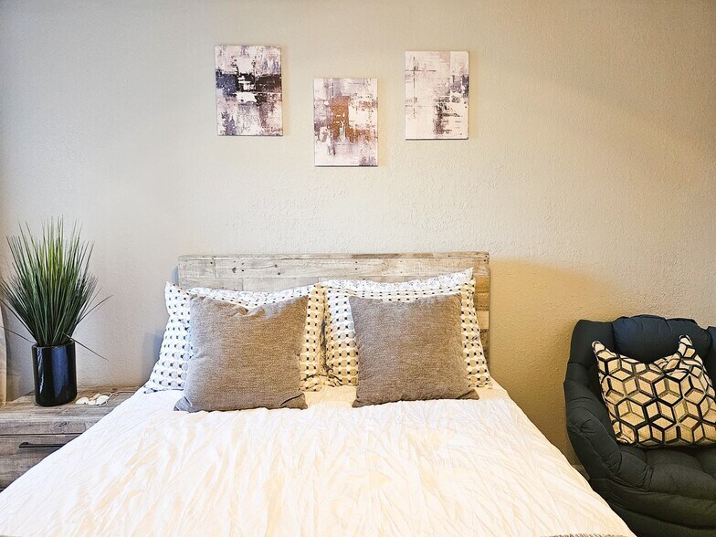 Enjoy cotton linens provided for your stay - 8923 Manor Loop