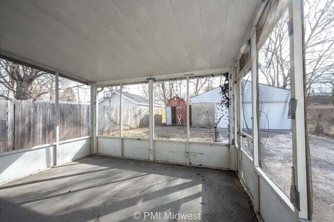 Building Photo - "Charming 2-Bedroom Retreat in Heart of In...