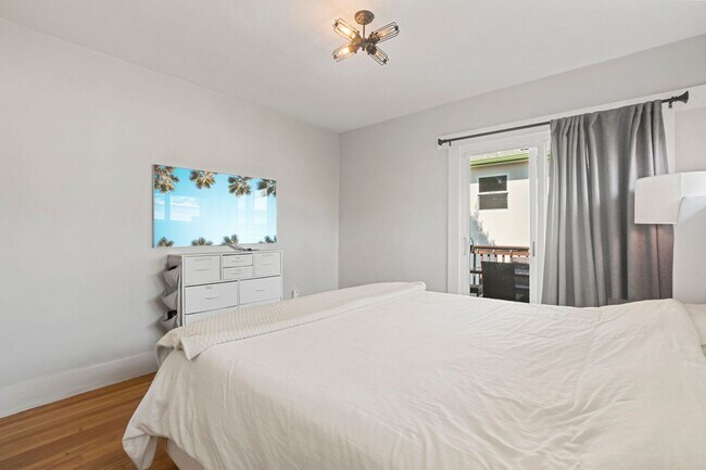 Building Photo - Spacious and conveniently located 2b/2bath single family home, available for Mid-January 2026!!!!!