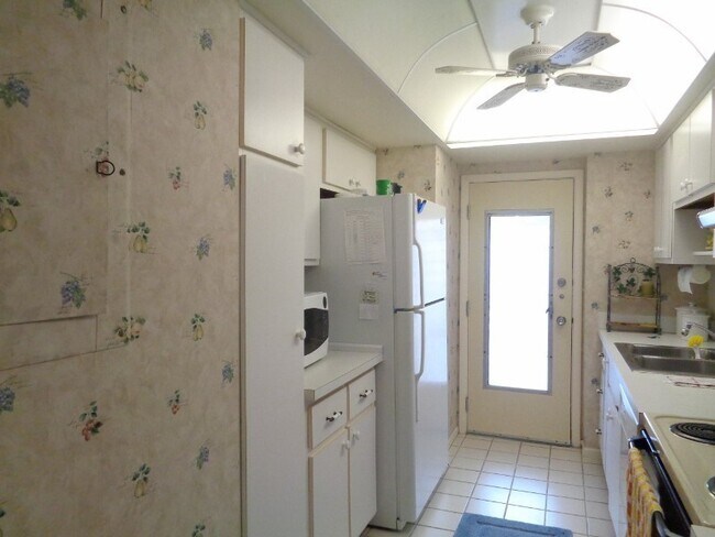 Building Photo - 2BR/2BA Ground Level Condo in Venice Ave C...