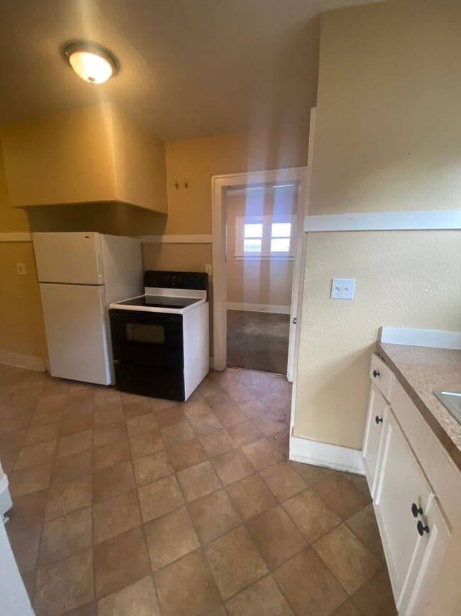 Building Photo - L205