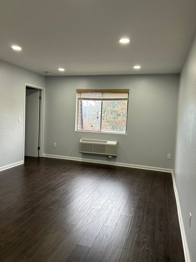 Building Photo - 1 Bedroom Condo in Hackensack