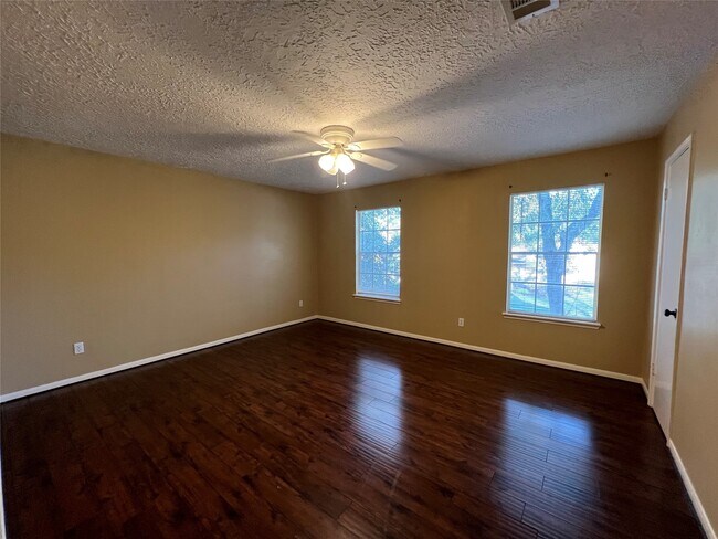 Building Photo - 28801 Holly Hill Dr