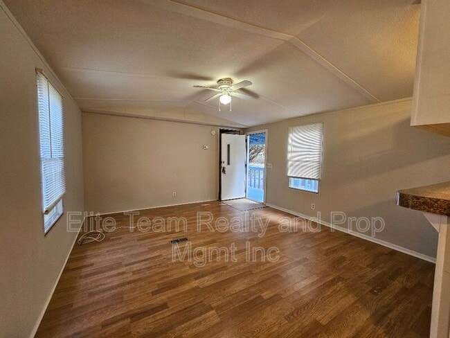 Building Photo - 776 Montgomery Dr