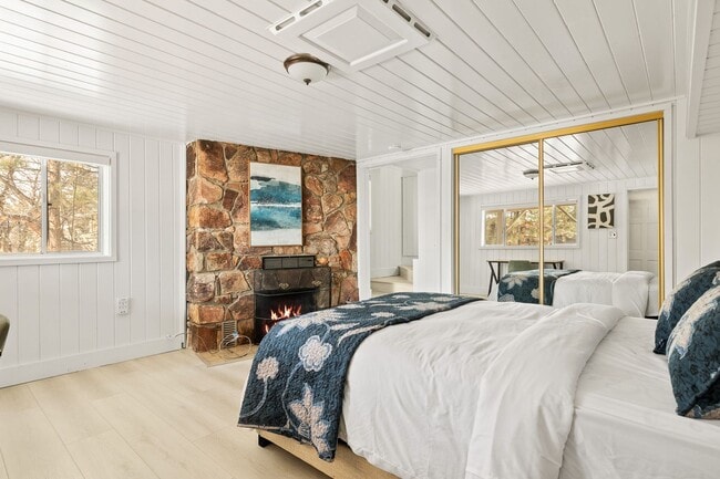 Building Photo - Lake-View 4BR Cabin with Dual Decks in Faw...