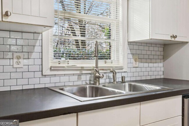 Building Photo - 1840 Camellia Dr