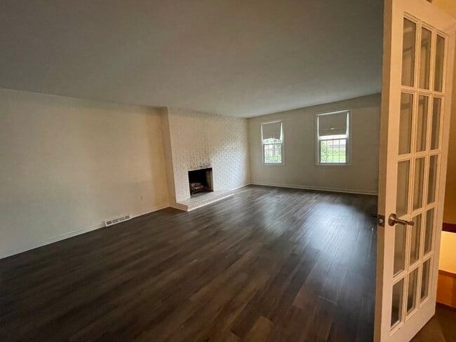 Building Photo - 24 Camelot Ct