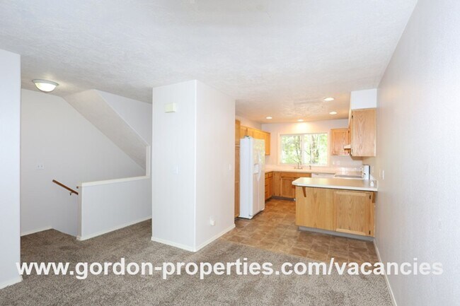 Building Photo - NE Halsey St - 2 bedroom townhouse with de...