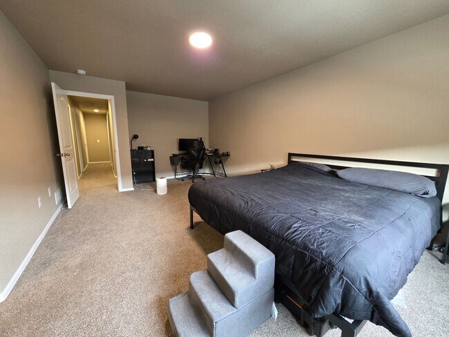 Building Photo - Beautiful 3 Bed 3 Bath Townhome!!