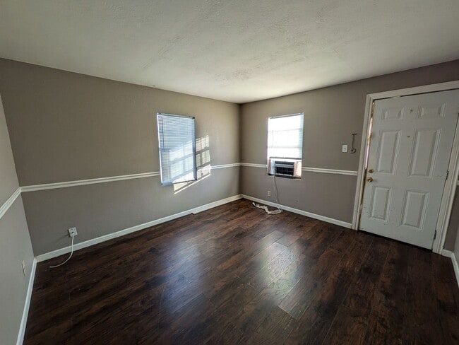 Building Photo - 1243 Long Ave