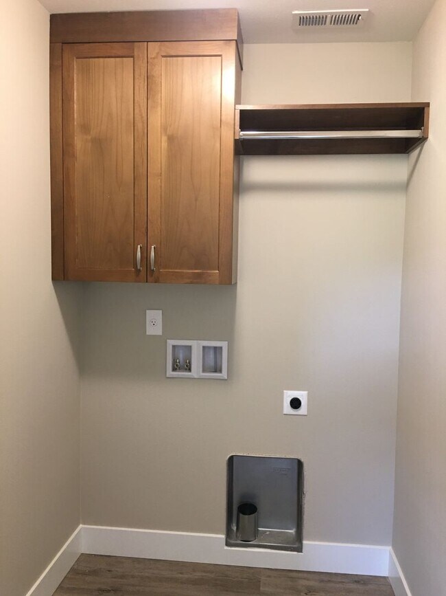 Building Photo - Application Pending - Pet Friendly, 4 Bedr...