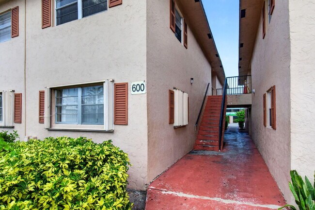 Building Photo - 600 SW 2nd Ave