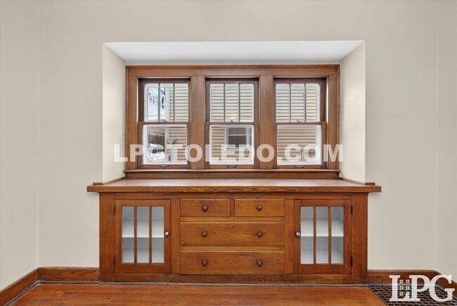 Building Photo - 4136 N Lockwood Ave