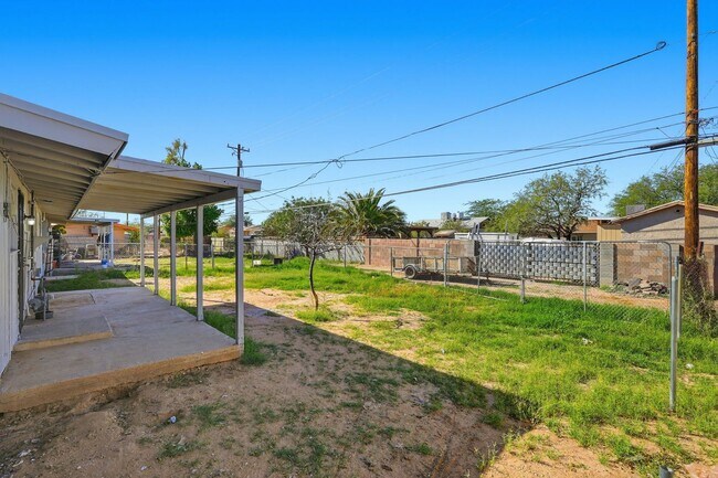 Building Photo - Beautifully Remodeled Home in a Central Tucson Location!