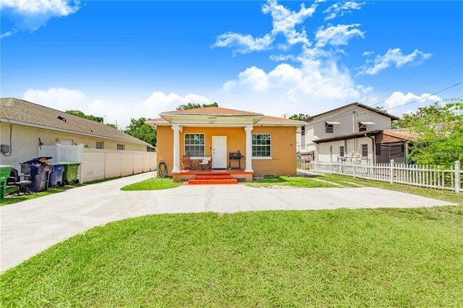 Building Photo - 3321 W Woodlawn Ave