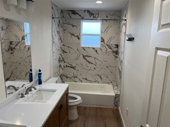 Building Photo - 535 Plymouth St