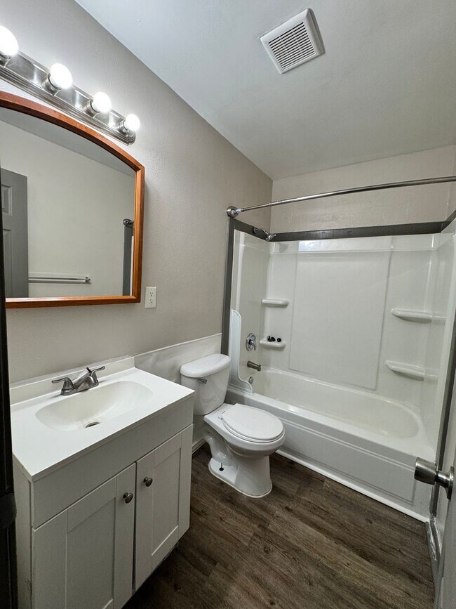 Building Photo - 4 Bedroom/1.5 Bath Home