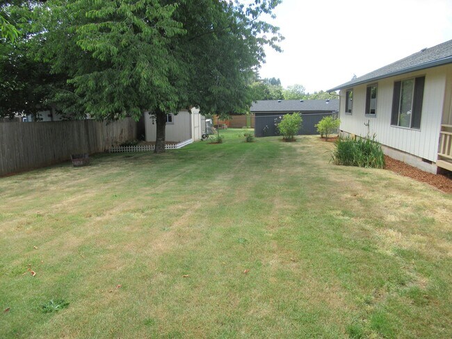 Building Photo - Great Three Bedroom Close South Salem