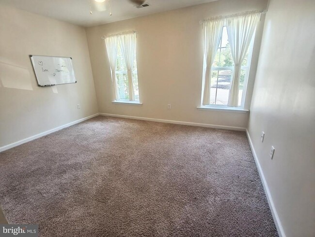 Building Photo - 2913 Lakeview Pkwy
