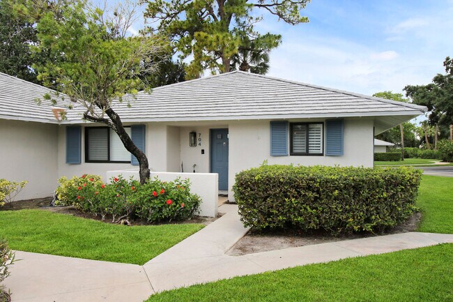 Building Photo - 704 Club Dr