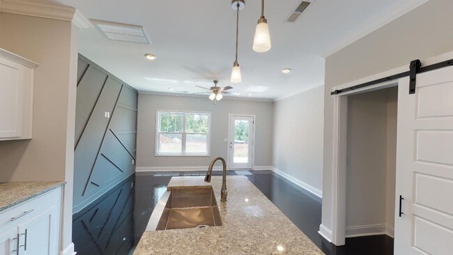 Building Photo - Spacious 3 bedroom, 2 full baths