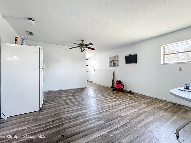 Building Photo - 122 Eden Ave