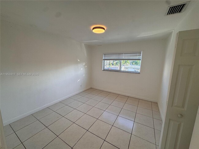 Building Photo - 1595 NE 125th St