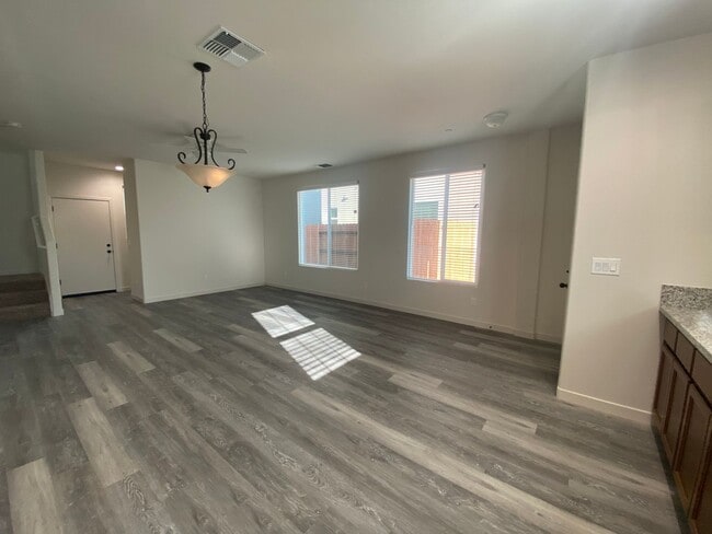 Building Photo - Gorgous 3 Bedroom 2.5 Bath Home in Gated Winding Meadow Village