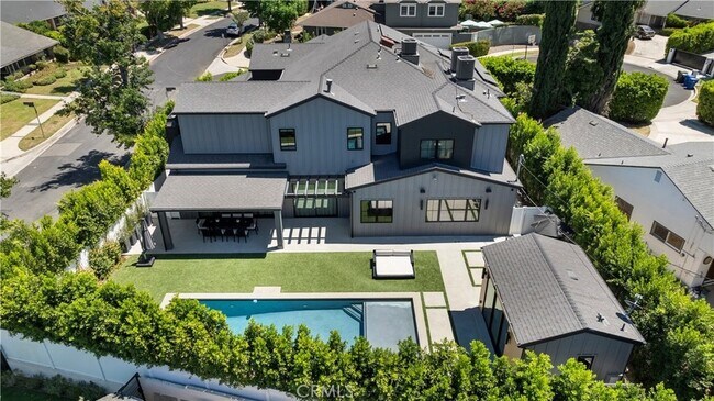 Building Photo - 17631 Tarzana St