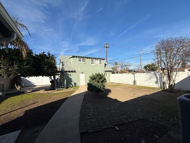 Building Photo - FR T 329