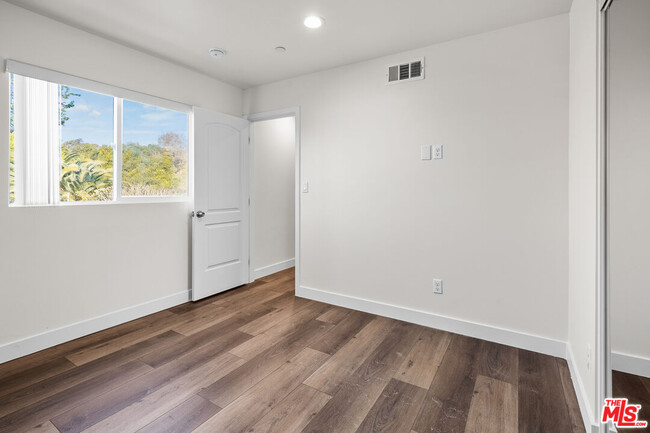 Building Photo - 2527 Hauser Blvd