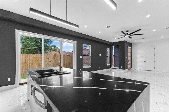 Building Photo - 5110 Longmeadow St