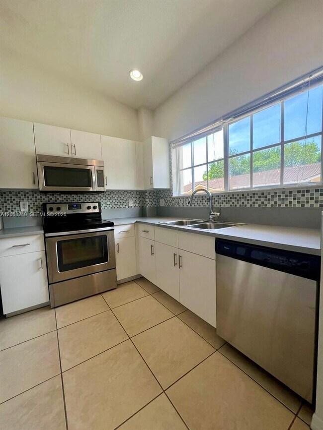 Building Photo - 3824 SW 48th Ave