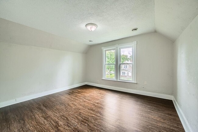 Building Photo - 911 Sims Ave