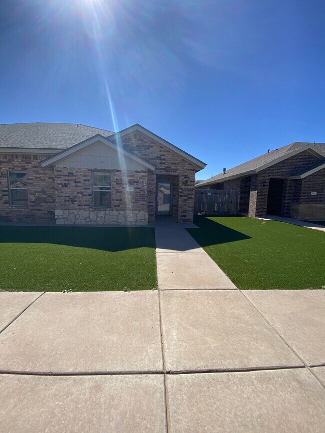 Building Photo - Cute 3/2/2 townhome in the Lubbock-Cooper District