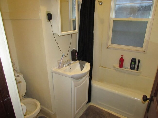 Building Photo - Spacious Madison 5-Bedroom with Yard, Park...