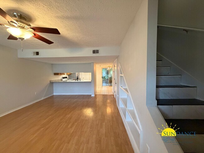 Building Photo - Gorgeous 2 Story Townhome in Fort Walton Beach!