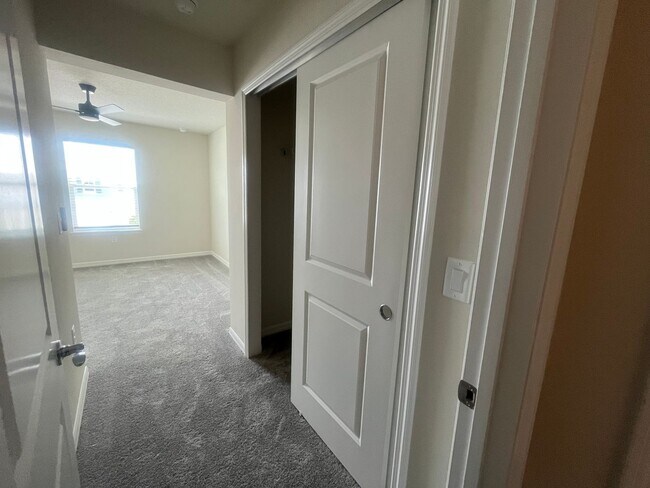 Building Photo - 3 bedroom 2.5 bathroom