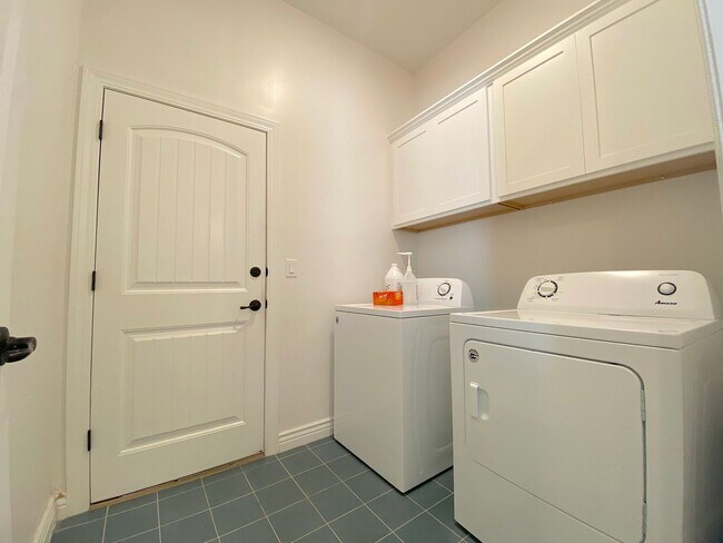 Building Photo - West El Paso Cimarron Neighborhood Stunning 4 bed/2.5bath