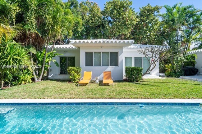 Building Photo - 1123 Bay Dr