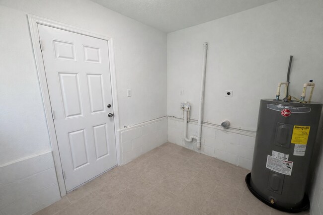 Building Photo - Fully Renovated 2BR with Large Backyard