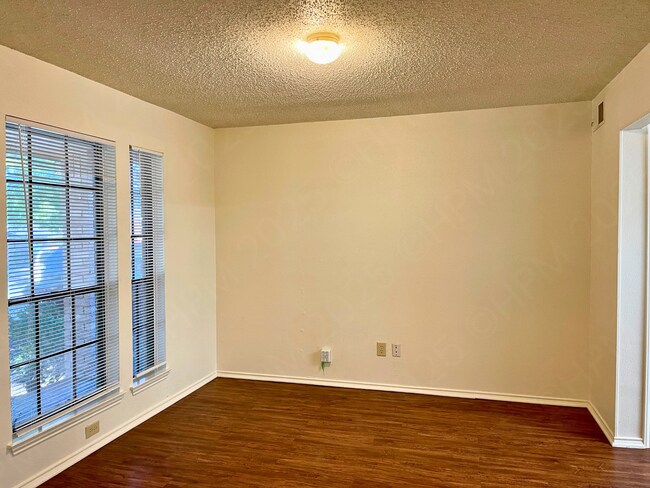 Building Photo - Move-In Special. ½ off the first full month's rent with a 12-month lease.
