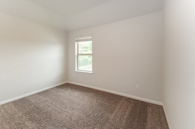 Building Photo - 321 Lk Wy Cir