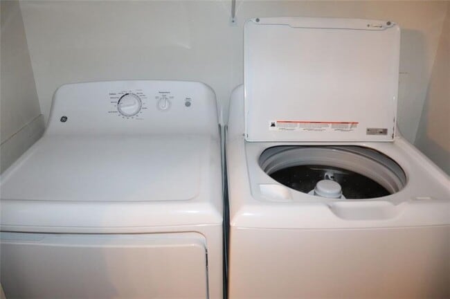 Building Photo - 2572 Stratford Ln