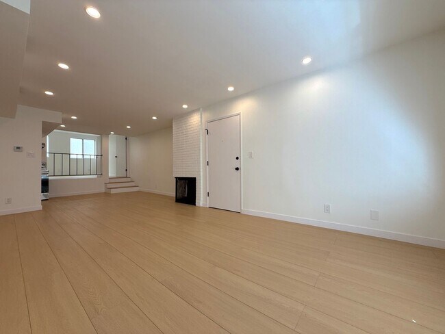 Building Photo - Newly-Updated 1 Bedroom Apartment with Laundry In-Unit in West Hollywood
